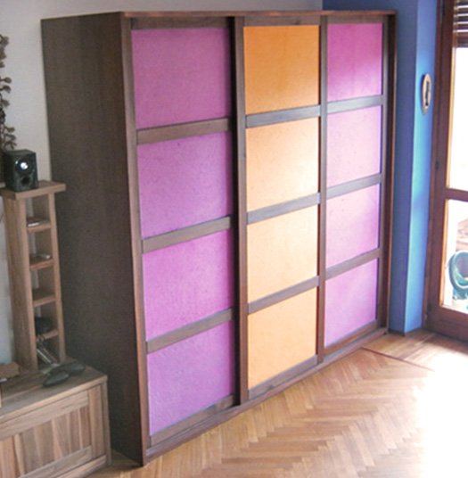 armadio in tiglio con velature palissandro, quadranti ante rivestite in tessuto cotone/lino